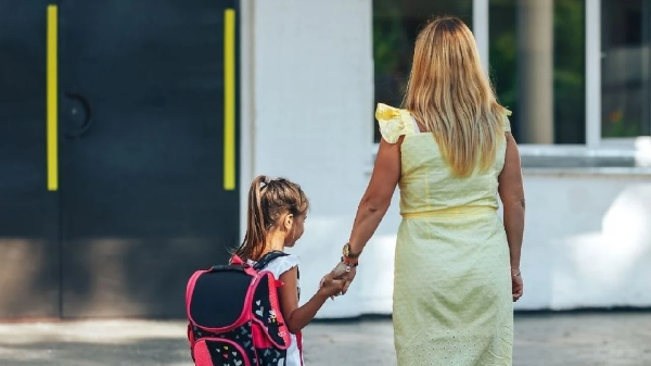 Mersin’de Çocuklarını Kaydettirmek İsteyen Veliler Şaşkın: 20 Bin TL İsteniyor!