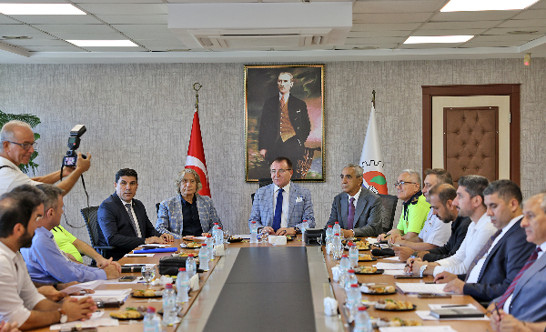 Mersin Minibüsçüler Odası Başkanı Hacı Veli Çelik ve Başkan Yardımcısı Mehmet Kartal, sektörün sorunlarına çözüm arayışında Mersin Ticaret ve Sanayi Odası’nda (MTSO) düzenlenen toplantıya katıldı.