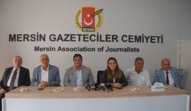 ADANA MİLETVEKİLİ AYYÜCE TÜRKEŞ MERSİN DE BASINLA CEMİYETTE BİNASINDA BULUŞTU;