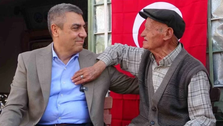 90 yaşında 50 yıldır bakkal işletiyor: Köyün ’Garip Dedesi’ valiye türkü söyledi