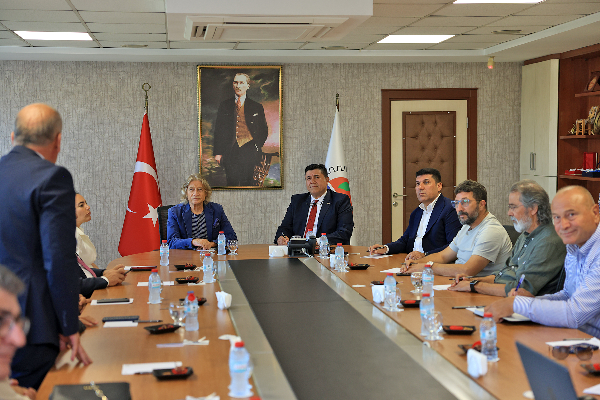 İyi Parti Genel Başkan Yardımcısı. Ayyüce Türkeş Taş, milletvekilleri, kurucular kurulu üyeleri ve partililerle birlikte Mersin Ticaret ve Sanayi Odası’nı (#MTSO) ziyaret etti.