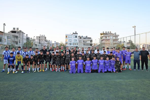 Mersin Ticaret ve Sanayi Odası (MTSO) Yönetim Kurulu Başkanı Hakan Sefa Çakır, Yönetim Kurulu Başkan Yardımcısı Mustafa Özdamar ve Yönetim Kurulu Üyesi İdris Üstemel ile birlikte, Akdeniz Gücü Spor Kulübünü ziyaret etti