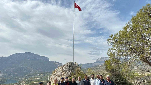 Direk yenilendi, yeni bayrak göndere çekildi