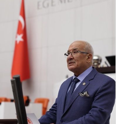 İYİ Parti Mersin Milletvekili Burhanettin Kocamaz, esnaf ve sanatkârların emeklilikte yaşadığı adaletsizliğe dikkat çekerek, Cumhurbaşkanı tarafından 2023 yılında Kayseri Meydanı’nda verilen “BAĞ-KUR’luların 9000 yerine 7200 iş gününde emekli olacağı” sözünün bir an önce yerine getirilmesi çağrısında bulundu.
