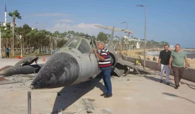 Mersin’in simgesi efsane savaş uçağı sahilden kaldırılıyor