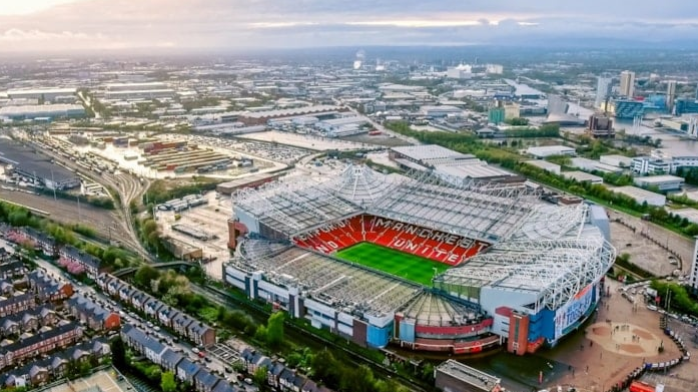 İngiltere Premier Lig’in devlerinden Manchester United, aldığı sonuçlarla kötü gidişatın önüne geçemezken bir yandan da saha dışı sorunlarla mücadele ediyor.