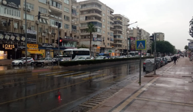 Mersin güne sağanakla uyandı: Trafikte yoğunluk, vatandaş zorlandı