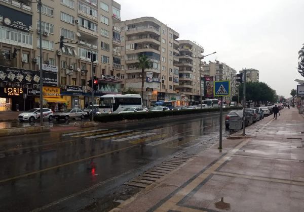 Mersin güne sağanakla uyandı: Trafikte yoğunluk, vatandaş zorlandı