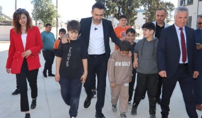 Aldemir’in Gündoğdu ziyaretinde öne çıkan modern okul yapısı, çocuklara daha güvenli ve güçlü bir öğrenme alanı sunuyor.