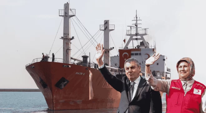 18’inci İyilik Gemisi Mersin’den Gazze’ye Yola Çıktı Kızılay, Gazze’ye yönelik insani yardımları taşımak üzere hazırlanan 18. İyilik Gemisi’ni Mersin Limanı’ndan uğurladı. İçerisinde yaklaşık 800 ton temel yardım malzemesi bulunan gemi, Gazze’deki Geminin uğurlama törenine, Mersin Valisi Atilla Toros, Kızılay Genel Başkanı Prof. Dr. Fatma Meriç Yılmaz ve diğer yetkililer katıldı. Törende konuşan Kızılay Genel Başkanı Yılmaz, Gazze’nin son yıllarda büyük bir insani kriz yaşadığını belirterek, bölgedeki açlık ve yoklukla mücadelenin devam ettiğini vurguladı. Kızılay’ın, Gazze’deki zor koşullara rağmen yardımlarını sürdürdüğünü ve birçok insana yardım ulaştırdığını söyledi. Bu gönderilen yardım malzemeleri arasında, 7.500 battaniye, 50.000 gıda kolisi ve 1 milyon kurban konservesi bulunuyor. Kızılay, sadece acil ihtiyaçları karşılamakla kalmayıp, Gazze’deki hastaneleri, temiz su temini ve gıda dağıtımını da destekliyor. Ayrıca, Gazze halkının yaşam mücadelesini hafifletmek amacıyla kışlık malzemeler gönderiliyor. kış hazırlıkları için gıda, battaniye ve diğer hayati ihtiyaçları taşıyor. Kızılay, Gazze’ye yönelik yardımlarını aralıksız sürdürmeyi planlıyor ve kalıcı bir ateşkes sağlanması temennisinde bulunuyor. Törende yapılan duaların ardından, 18. İyilik Gemisi Gazze’ye doğru yola çıktı.