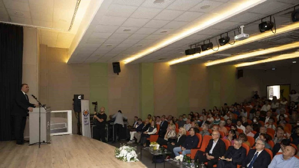 Mersin’de denizle bütünleşen kent vizyonunu güçlendirmek amacıyla düzenlenen 2. Kent ve Denizcilik Konferansı, geniş katılımla gerçekleştirildi. Konferansta kentin deniz kültürü, sürdürülebilirlik politikaları ve mavi dönüşüm vizyonu çok yönlü olarak ele alındı.