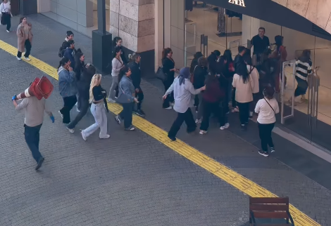 Mersin’de indirim dalgası sabahın erken saatinde AVM’leri doldurdu