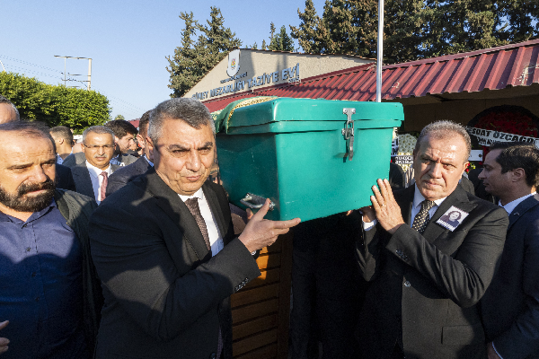 BAŞKAN SEÇER’İN ACI GÜNÜ BAŞKAN SEÇER, KARDEŞİNİ SON YOLCULUĞUNA UĞURLADI