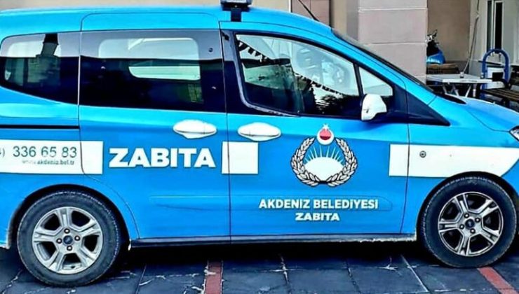 TAKİP HABER AJANSİ/MERSİN – Akdeniz Belediyesi Zabıta Müdürlüğü ekiplerinin merkez Akdeniz ve Mesudiye mahallelerinde gerçekleştirdiği “kaldırım işgali” denetimleri, bölge esnafı ile belediye ekiplerini karşı karşıya getirdi. Kaldırımları yayaların kullanımına açmak amacıyla başlatılan çalışma kapsamında, dükkan önlerine konulan saksılar ve çiçekler ekiplerce tek tek toplandı.  “Amacımız İşgal Değil, Park Sorununu Çözmek” Zabıta ekiplerinin müdahalesine tepki gösteren mahalle esnafı, çiçeklerin kaldırımı kapatmak için değil, gelişigüzel araç parklarını engellemek için konulduğunu savundu. Esnaf, dükkan önlerine araç park edildiğinde dükkan vitrinlerinin kapandığını ve yayaların geçişinin asıl o zaman engellendiğini dile getirdi.  Bir esnaf tepkisini şu sözlerle dile getirdi:  “Biz burada kaldırımı işgal etmiyoruz, aksine koruyoruz. Buraya araçlar park ettiği zaman kaldırımlar tamamen kapanıyor ve ne müşteri girebiliyor ne de yaya geçebiliyor. Araç parkını önlemek için bu çiçekleri koyduk. Zabıta bunları kaldırınca araçlar yine dolacak. Asıl mağduriyeti şimdi yaşayacağız.”  Esnaf Çözüm Bekliyor Zabıta Müdürlüğü yetkililerine seslenen esnaflar, denetimlerin sadece eşya kaldırmakla sınırlı kalmaması gerektiğini, bölgedeki otopark ve düzensiz park sorununa kalıcı bir çözüm getirilmesini talep ediyor. Çiçeklerin toplanmasıyla birlikte dükkan önlerinin yeniden araç istilasına uğrayacağından endişe eden mahalle sakinleri, belediyeden daha sağduyulu bir yaklaşım bekliyor.