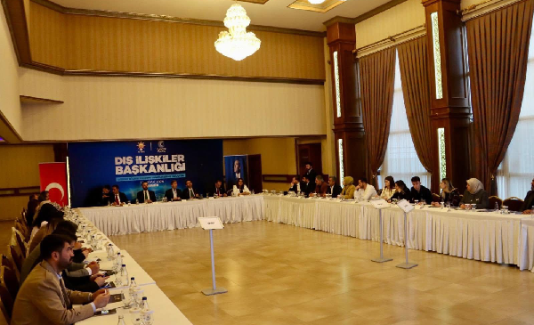 AK PARTİ MERSİN’DE  TOPLANTI: DIŞ İLİŞKİLERİN NABZI AKDENİZ’DE ATTI!