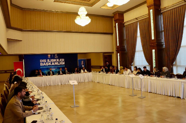 AK PARTİ MERSİN’DE  TOPLANTI: DIŞ İLİŞKİLERİN NABZI AKDENİZ’DE ATTI!