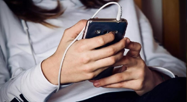 Fransa’da 15 yaş altına sosyal medya yasağına meclis onayı