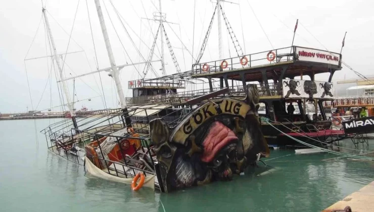 Mersin’de şiddetli yağış ve fırtına gezi teknesini batırdı
