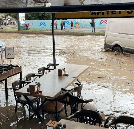 Mersin güne sel ile uyandı: Mezitli’de dükkanları su bastı