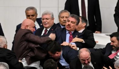Akın Gürlek atamasına tepki: CHP’liler kürsüyü işgal etti, yumruklu kavga çıktı