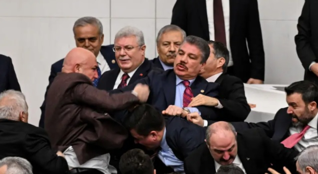 Akın Gürlek atamasına tepki: CHP’liler kürsüyü işgal etti, yumruklu kavga çıktı