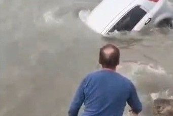 Silifke’de korku dolu anlar! Araç denize düştü