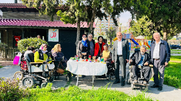 ÖZDENİZ’DEN ENGELLİLER DERNEĞİ’NE ANLAMLI ZİYARET “YAŞAMI KOLAYLAŞTIRMAK TERCİH DEĞİL, ZORUNLULUKTUR”