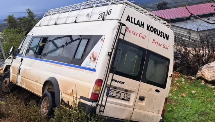 Feci kaza! Mersin’de işçi servisi direğe saplandı: Yaralılar var!