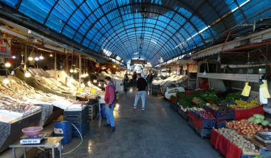 Tezgahlarda hamsi ve sardalyanın yanı sıra barbunya, gümüş, çipura ve levrek gibi balık çeşitlerinin de satışa sunulduğu belirtildi.  “Balıkta Hareketlilik Başladı