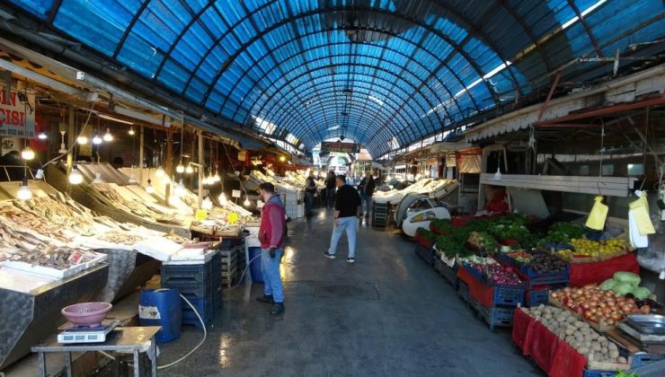 Tezgahlarda hamsi ve sardalyanın yanı sıra barbunya, gümüş, çipura ve levrek gibi balık çeşitlerinin de satışa sunulduğu belirtildi.  “Balıkta Hareketlilik Başladı