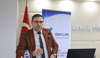 NİYEP Projesi İçin Güç Birliği: Emin Levent Türkili de Katılımcılar Arasındaydı Mersin Ticaret ve Sanayi Odası (MTSO), bölge istihdamına büyük ivme kazandırması beklenen NİYEP projesi kapsamında düzenlenen kritik toplantıya ev sahipliği yaptı. Toplantının dikkat çeken isimlerinden biri de iş dünyasının tanınmış siması Emin Levent Türkili oldu. TOBB Kadın Girişimciler Kurulu tarafından organize edilen ve İŞKUR, Tarsus Üniversitesi ile MTSO paydaşlığında yürütülen NİYEP projesi bilgilendirme toplantısı geniş bir katılımla gerçekleştirildi. İstihdamın artırılması ve iş gücü piyasasının dijitalleşme ile entegre edilmesinin hedeflendiği buluşmada, projenin bölge ekonomisine sunacağı katkılar detaylandırıldı. Önemli İsimler Sunum Yaptı Toplantıda; İŞKUR İl Müdürü Yunus Emre Akalın, İl Müdür Yardımcısı Ercan Gön, TOBB Kadın Girişimciler Kurulu Başkanı Ayla Harp, MTSO Yönetim Kurulu Üyesi Gökben Gökbulut ve Oda Eğitim Danışmanı Hatice İğde birer sunum gerçekleştirerek projenin teknik ve uygulamalı süreçlerini aktardılar. MTSO Dönüşüm ve Dijitalleşme Komitesi Başkanı İffet Erduran’ın da hazır bulunduğu toplantıda, dijital dönüşümün istihdam üzerindeki etkisi masaya yatırıldı. Türkili Toplantıyı Yakından Takip Etti Mersin iş dünyasının dinamiklerini yakından takip eden Emin Levent Türkili, toplantıya katılımcı olarak iştirak ederek projeye destek verdi. Sektör temsilcilerinin ve paydaşların bir araya geldiği bu platformda Türkili, sunumları yakından takip ederek projenin yerel iş gücüne sağlayacağı avantajlar hakkında yetkililerle görüş alışverişinde bulundu. İstihdam seferberliği kapsamında atılan bu adımın, önümüzdeki günlerde Mersin ve çevresinde yeni iş kapılarını aralaması bekleniyor.