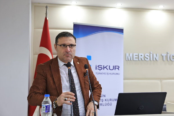 NİYEP Projesi İçin Güç Birliği: Emin Levent Türkili de Katılımcılar Arasındaydı Mersin Ticaret ve Sanayi Odası (MTSO), bölge istihdamına büyük ivme kazandırması beklenen NİYEP projesi kapsamında düzenlenen kritik toplantıya ev sahipliği yaptı. Toplantının dikkat çeken isimlerinden biri de iş dünyasının tanınmış siması Emin Levent Türkili oldu. TOBB Kadın Girişimciler Kurulu tarafından organize edilen ve İŞKUR, Tarsus Üniversitesi ile MTSO paydaşlığında yürütülen NİYEP projesi bilgilendirme toplantısı geniş bir katılımla gerçekleştirildi. İstihdamın artırılması ve iş gücü piyasasının dijitalleşme ile entegre edilmesinin hedeflendiği buluşmada, projenin bölge ekonomisine sunacağı katkılar detaylandırıldı. Önemli İsimler Sunum Yaptı Toplantıda; İŞKUR İl Müdürü Yunus Emre Akalın, İl Müdür Yardımcısı Ercan Gön, TOBB Kadın Girişimciler Kurulu Başkanı Ayla Harp, MTSO Yönetim Kurulu Üyesi Gökben Gökbulut ve Oda Eğitim Danışmanı Hatice İğde birer sunum gerçekleştirerek projenin teknik ve uygulamalı süreçlerini aktardılar. MTSO Dönüşüm ve Dijitalleşme Komitesi Başkanı İffet Erduran’ın da hazır bulunduğu toplantıda, dijital dönüşümün istihdam üzerindeki etkisi masaya yatırıldı. Türkili Toplantıyı Yakından Takip Etti Mersin iş dünyasının dinamiklerini yakından takip eden Emin Levent Türkili, toplantıya katılımcı olarak iştirak ederek projeye destek verdi. Sektör temsilcilerinin ve paydaşların bir araya geldiği bu platformda Türkili, sunumları yakından takip ederek projenin yerel iş gücüne sağlayacağı avantajlar hakkında yetkililerle görüş alışverişinde bulundu. İstihdam seferberliği kapsamında atılan bu adımın, önümüzdeki günlerde Mersin ve çevresinde yeni iş kapılarını aralaması bekleniyor.