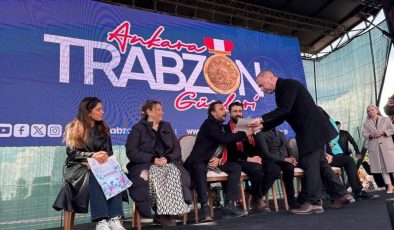 ‘Taşacak Bu Deniz’ oyuncuları Trabzon Günleri’nde hayranlarıyla buluştu