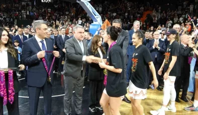 Bakan Bak, ÇBK Mersin’in şampiyonluk sevincine ortak oldu