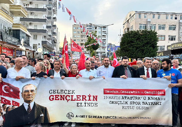 MERSİN’DE 19 MAYIS COŞKUSU: CENGİZ GÖKÇEL MEZİTLİ’DEKİ GENÇLİK YÜRÜYÜŞÜNE KATILDI