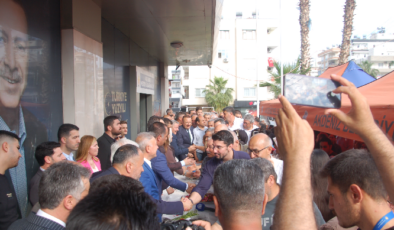 AK PARTİ MERSİN İL BAŞKANLIĞI’NDA BAYRAMLAŞMA COŞKUSU: PARTİLİLER VE VATANDAŞLAR BİR ARAYA GELDİ