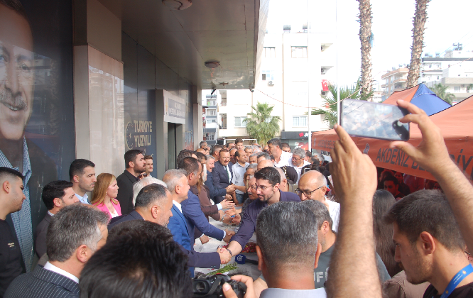 AK PARTİ MERSİN İL BAŞKANLIĞI’NDA BAYRAMLAŞMA COŞKUSU: PARTİLİLER VE VATANDAŞLAR BİR ARAYA GELDİ