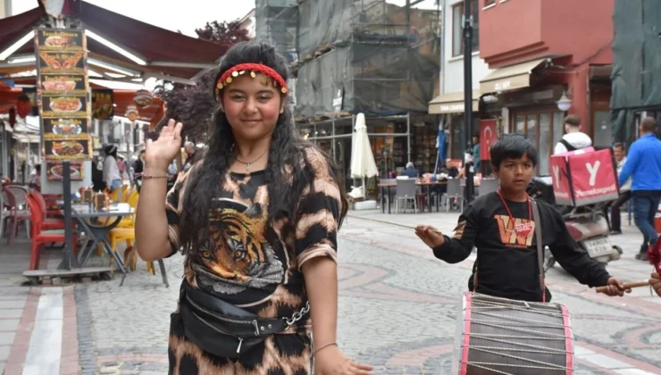 UNESCO Somut Olmayan Kültürel Miras Listesi’nde yer alan Kakava ve Hıdırellez Şenlikleri öncesinde Edirne’de turizm hareketliliği zirveye ulaştı, kente yaklaşık 60 bin ziyaretçinin gelmesi bekleniyor.