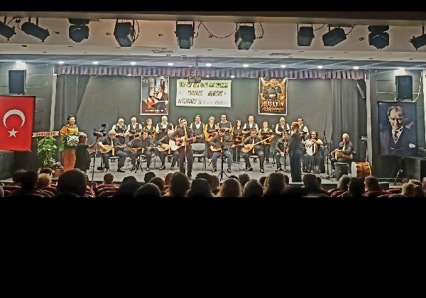 MERSİN’DE TÜRK HALK MÜZİĞİ RÜZGARI: EMEK KOROSU’NDAN MUHTEŞEM KONSER!