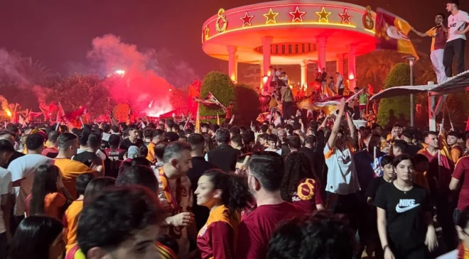 Mersin Sarı-Kırmızıya Büründü! Şampiyonluk Gecesi Kent Ayağa Kalktı