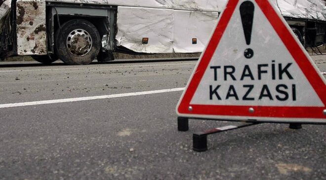 Mersin’de korku dolu anlar! Ambulans refüjdeki ağaca çarptı