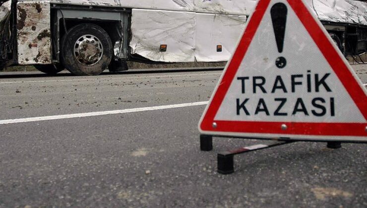 Mersin’de korku dolu anlar! Ambulans refüjdeki ağaca çarptı