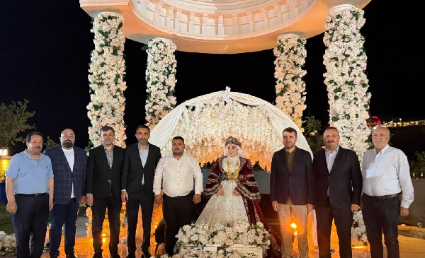 Toroslar’ın Yüz Akı Ferdi Çokkeser, Genç Çiftin Mutlu Gününe Şahitlik Etti