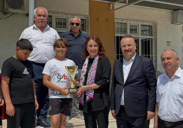 TOROSLAR’IN YÜZ AKI FERDİ ÇOKKESER, SPORCU GENÇLERİN HEYECANINA ORTAK OLDU!