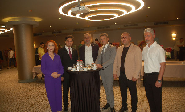 GERİ DÖNÜŞÜMÜN BÜYÜLEYİCİ YOLCULUĞU: “ATIKTAN KAĞIDA, SANATA” SERGİSİ AÇILDI