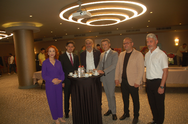 GERİ DÖNÜŞÜMÜN BÜYÜLEYİCİ YOLCULUĞU: “ATIKTAN KAĞIDA, SANATA” SERGİSİ AÇILDI