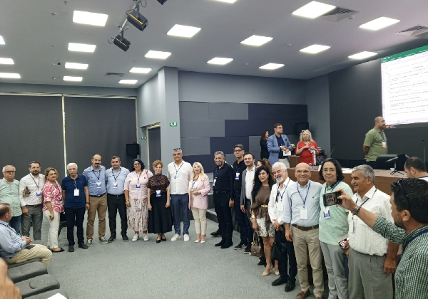 MERSİN KENT KONSEYİ’NDE SEÇİM HEYECANI: YENİ BAŞKAN DEMET ŞAMAN TARLA OLDU!Kentin tüm dinamiklerini bir araya getiren genel kurul; sivil toplum kuruluşları, meslek odaları, kamu kurumları ve kent paydaşlarının yoğun katılımıyla gerçekleştirildi.