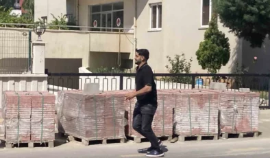 Mersin’de YKS heyecanı: Adaylar saniyelerle sınava yetişti, veliler dışarıda dua etti
