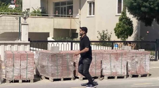 Mersin’de YKS heyecanı: Adaylar saniyelerle sınava yetişti, veliler dışarıda dua etti