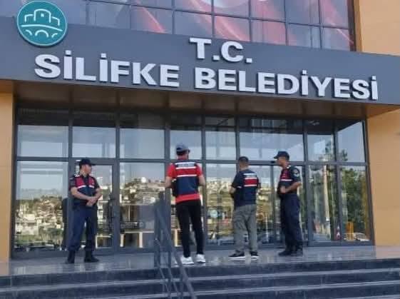 SİLİFKE BELEDİYESİ’NE OPERASYON: BAŞKAN DAHİL 18 GÖZALTI